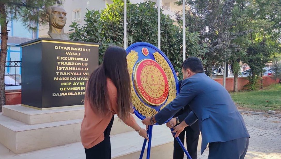 2022-2023 Eğitim Öğretim Yılı İlköğretim Haftası Kutlama Etkinlikleri Kapsamında Atatürk Anıtı'na Çelenk Sunma Töreni Gerçekleştirildi 