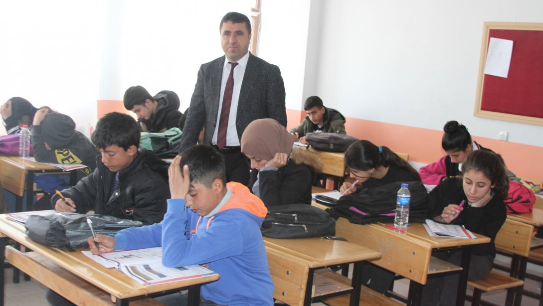 İlçemizde, 8. sınıf öğrencilerine yönelik LGS hazırlık deneme sınavı gerçekleştirildi. 