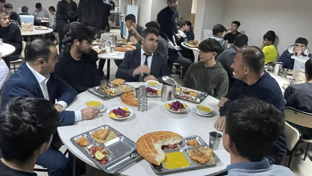 Kurtalan Anadolu İmam Hatip Lisesi Erkek Öğrenci Yurdunda iftar programı düzenlendi.