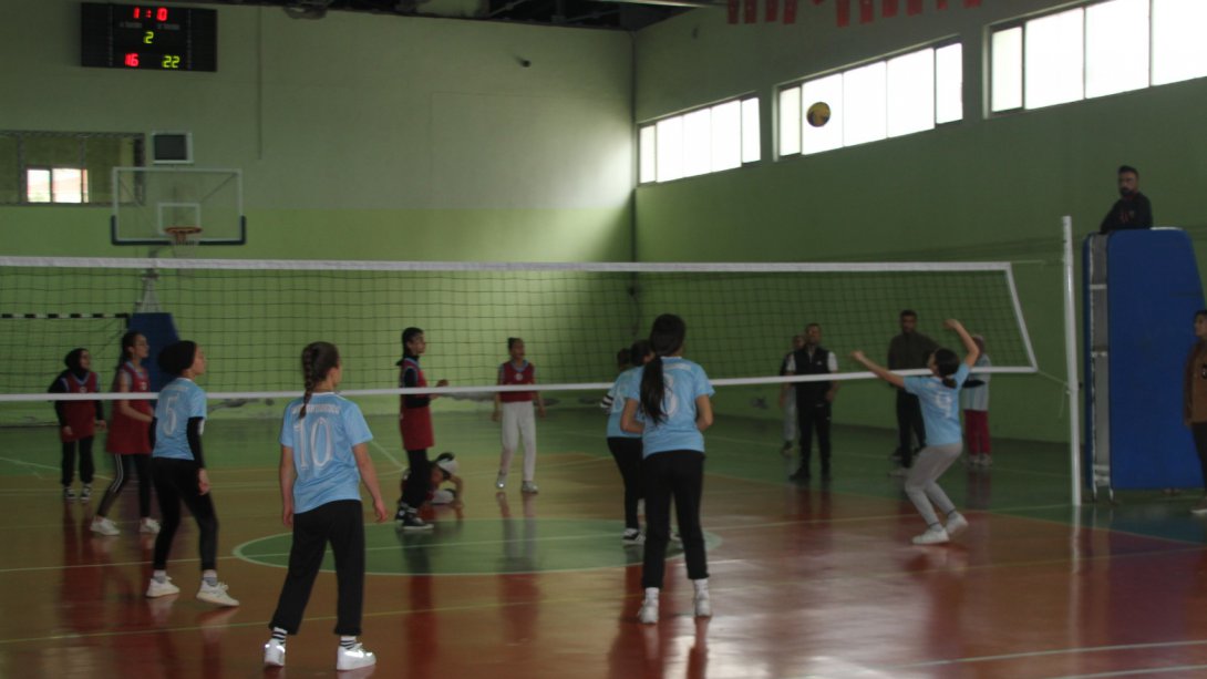 İlçe Milli Eğitim Müdürlüğümüz tarafından organize edilen Ortaokullar arası kız öğrenciler voleybol turnuvası Kapalı Spor Salonu'nda başarıyla sürdürülüyor.