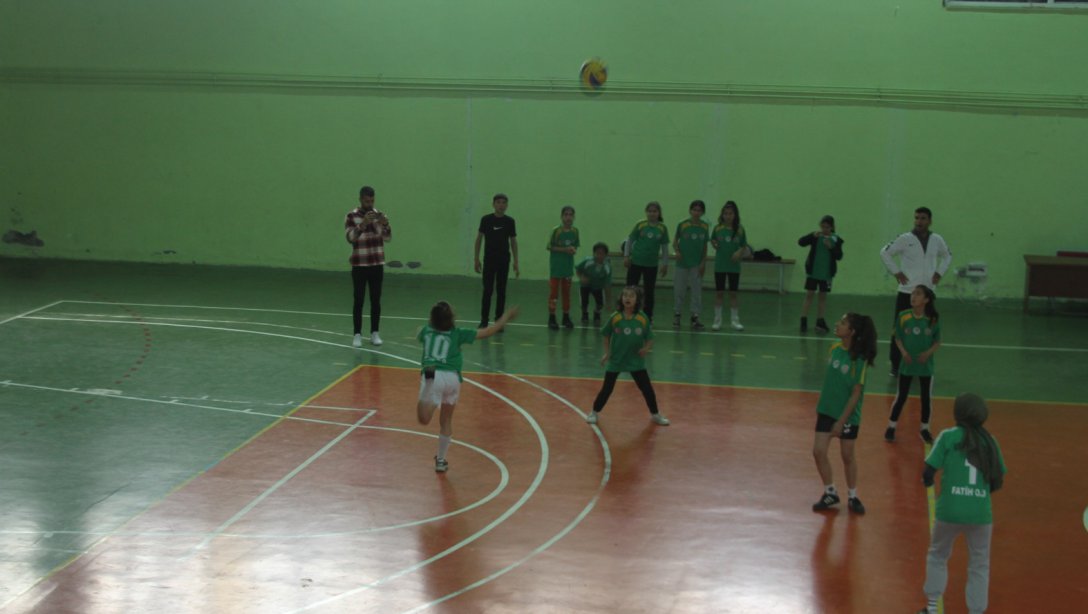 Albayrak Ortaokulu, ortaokullar arası kız öğrenciler voleybol turnuvasında şampiyonluğa ulaştı.