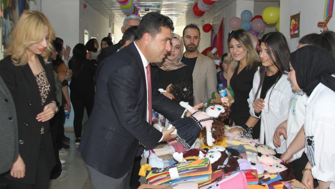  İlçe Milli Eğitim Müdürü Faysel POLAT, Fatıma Zehra Mesleki ve Teknik Anadolu Lisesi öğrencilerinin yaptıkları çalışmaların bulunduğu sergiyi ziyaret etti. 