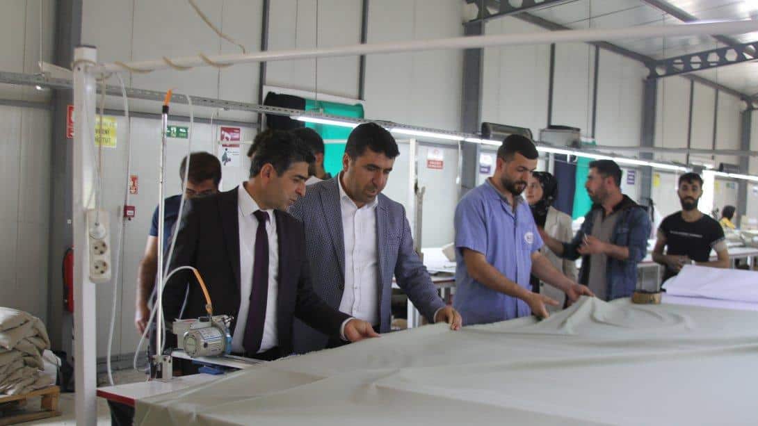 İl Milli Eğitim Müdürü Yardımcısı Şahabettin Olğaç, Mesleki Eğitim Merkezi (MESEM) çerçevesinde İlçemizdeki tekstil atölyelerini ziyaret etti.
