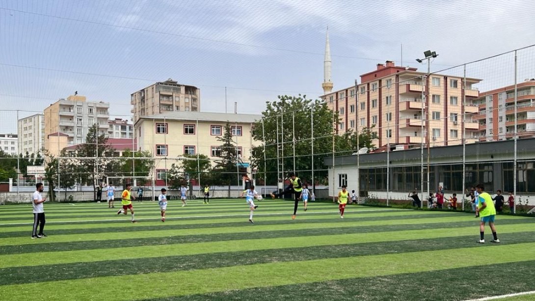 İlçe Milli Eğitim Müdürlüğü'müzün düzenlediği okullar arası Ortaokul erkek futbol turnuvası başladı. 
