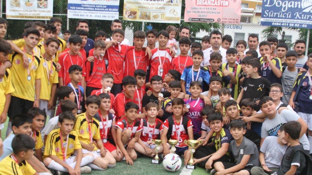 Ortaokullar arası futbol turnuvası heyecan dolu bir final maçıyla sona erdi. 