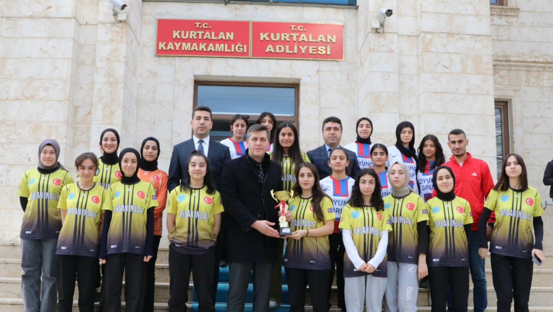 Fatıma Zehra Mesleki ve Teknik Anadolu Lisesi hentbol takımı, Iğdır'da düzenlenen bölge müsabakalarında gösterdiği üstün performansla bölge şampiyonu oldu. 