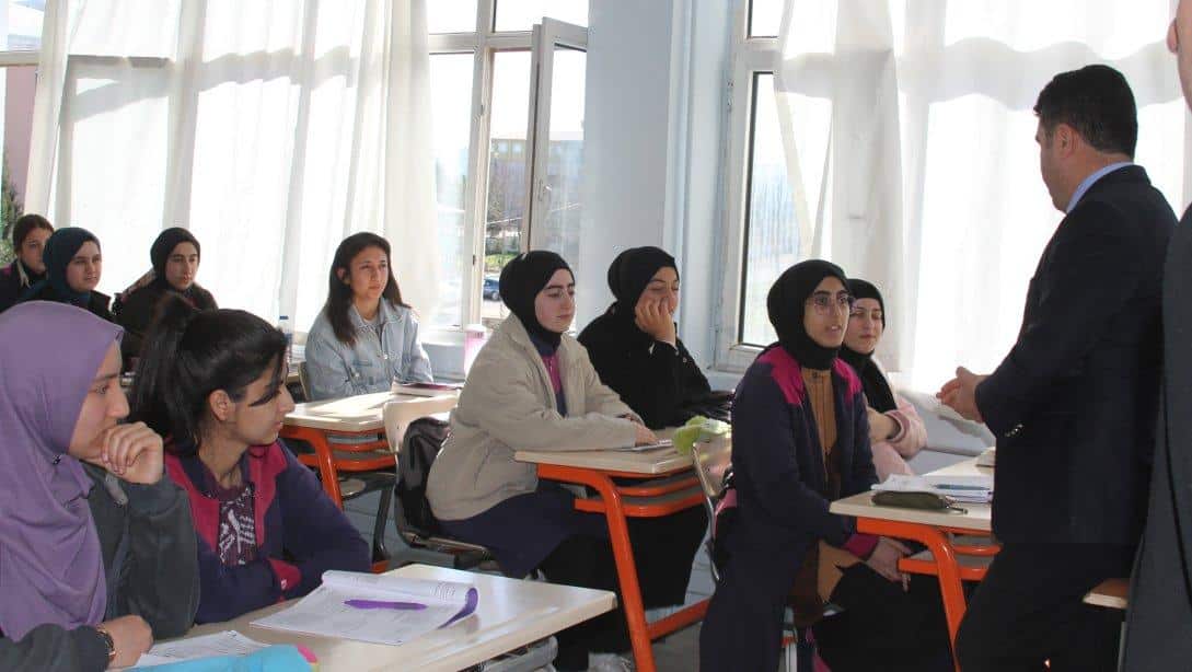 İlçe Milli Eğitim Müdürü Faysal Polat, Kız Anadolu İmam Hatip Lisesi'ni ve Kurtalan Anadolu Lisesi'ni ziyaret etti.