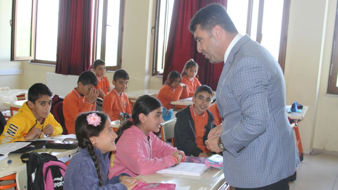 İlçe Milli Eğitim Müdürü Faysel POLAT, Şube Müdürü Vedat Yalçın OK ile beraber Kayabağlar İmam Hatip Ortaokulu ve Kayabağlar Çok Programlı Anadolu Lisesi'ni ziyaret etti.