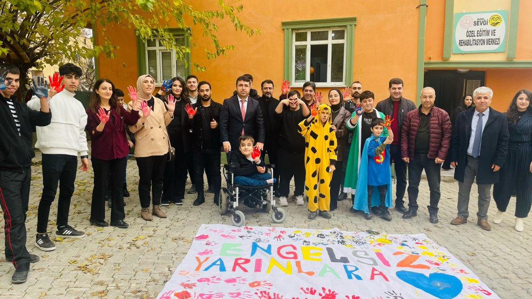 İlçe Milli Eğitim Müdürümüz Sn. Faysel POLAT, 3 Aralık Dünya Engelliler Günü kapsamında Sevgi Özel Eğitim ve Rehabilitasyon Merkezi tarafından düzenlenen etkinliğe katıldı.