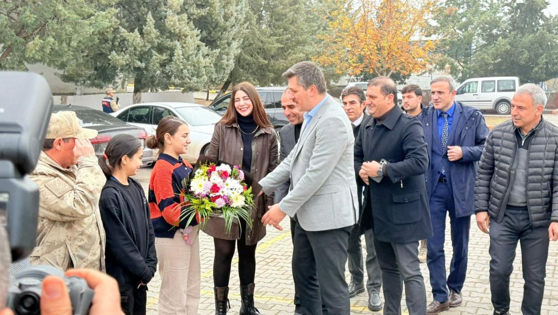 Gözpınar BİST Yatılı Bölge Ortaokulu'nda kurulan yeni kütüphane, düzenlenen törenle öğrencilerin hizmetine sunuldu.